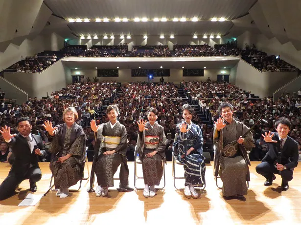 左から、唄者の西和美、島唄指導の住姫乃、二階堂ふみ、里アンナ、 唄者・前山慎吾