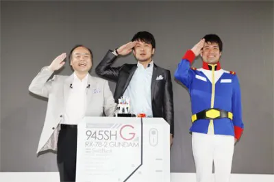 【写真】ガンプラケータイ「945SH G Ver.GP30th」の発売も決まり、土田晃之（中）と若井おさむ（右）も登場