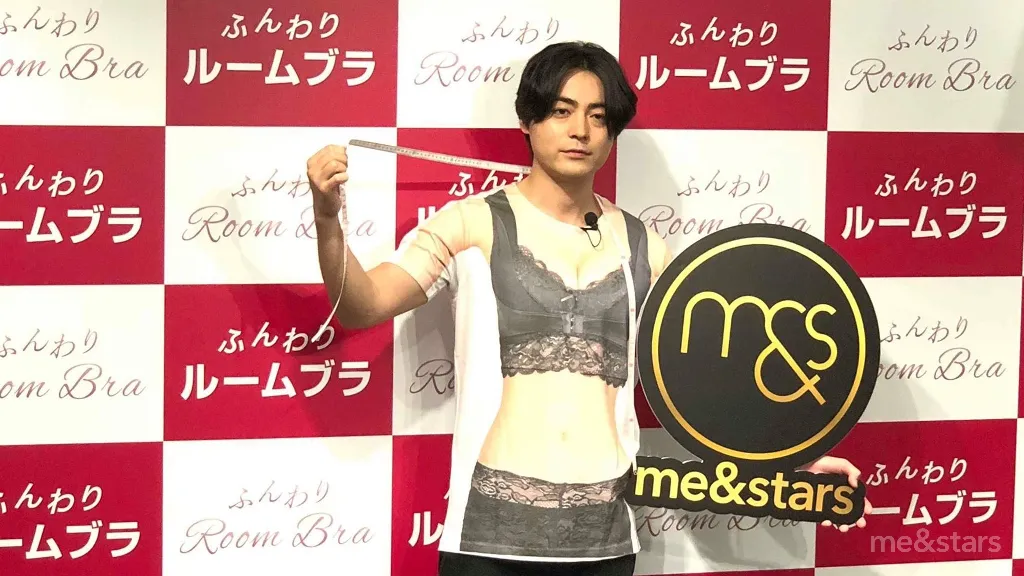 【写真を見る】女性の下着がプリントされたTシャツ姿で測定に挑む山田孝之