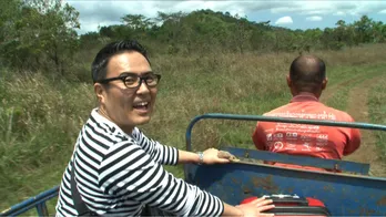 歌舞伎俳優・市川右團次、パスポートの“期限切れ”に大慌て!? 蒸し暑いラオスで日本人捜しの旅に初挑戦！