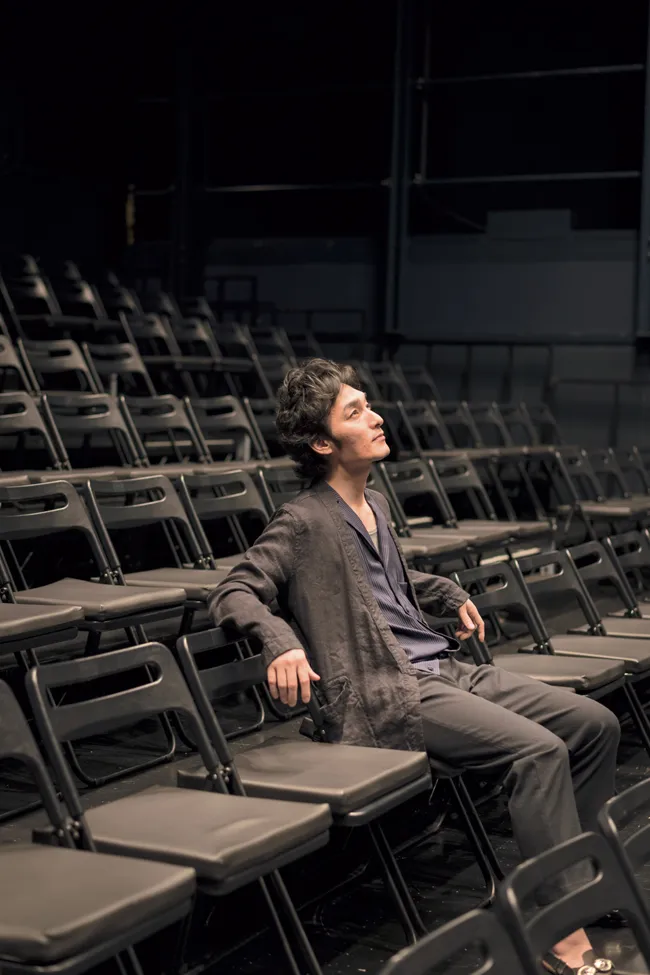 【写真を見る】神奈川芸術劇場の客席に座り、感慨にふける草なぎ剛