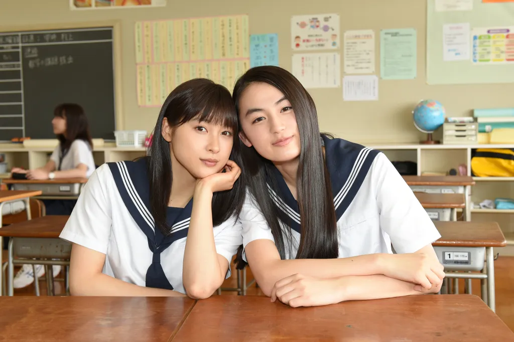 ドラマ「チア☆ダン」(TBS系)で共演する土屋太鳳(左)と八木莉可子