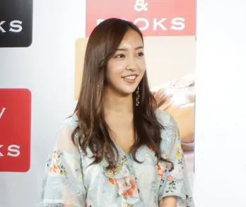 板野友美、波瑠主演ドラマでの女子高生ルックに反響「違和感なさすぎ!」