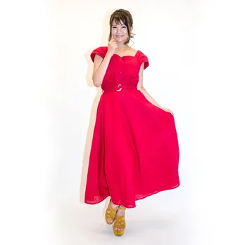 福岡みもれ、真っ赤なワンピース姿で写真集をアピール