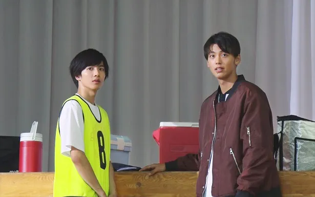 竹内涼真(右)は、志尊淳(左)演じる主人公・陽一の憧れの先輩役
