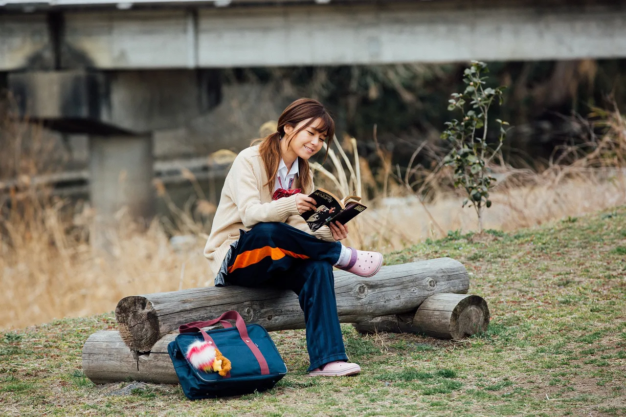 【写真を見る】思った以上に超ギャル！ 宇野実彩子の女子高校生ルックが話題沸騰