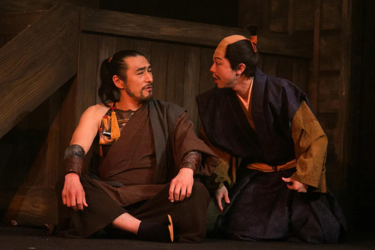 信長家臣、蜂須賀小六(左)を演じたのは田中しげ美