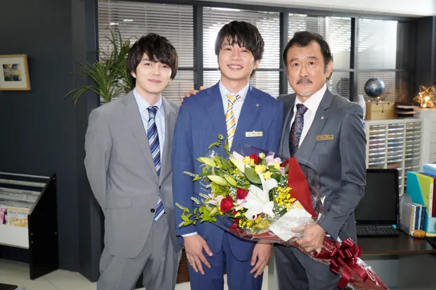 「おっさんずラブ」のクランクアップを迎えた(左から)林遣都、田中圭、吉田鋼太郎