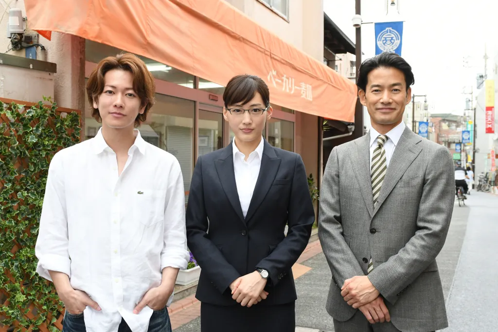 麦田章役・佐藤健、岩木亜希子役・綾瀬はるか、宮本良一役・竹野内豊(写真左から)