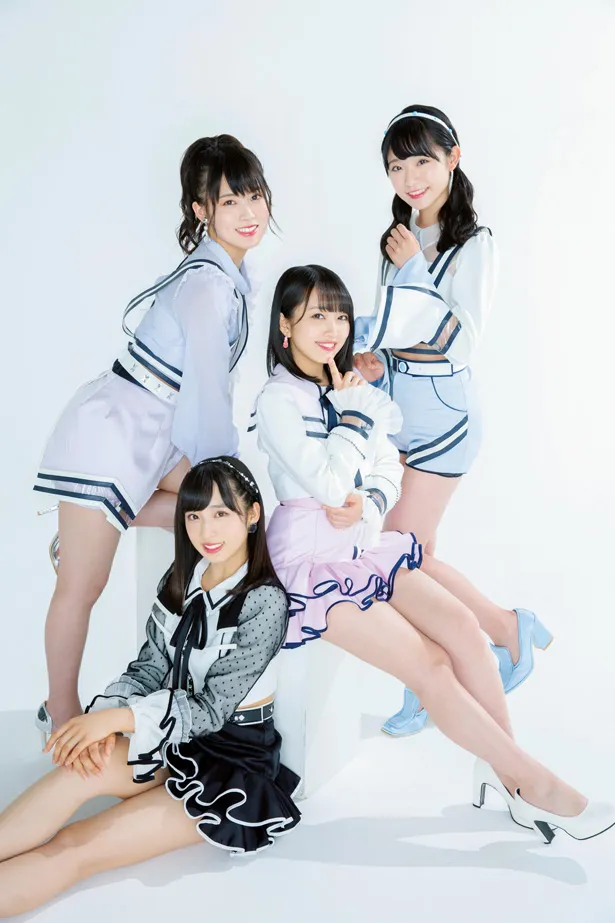 52ndシングルを歌うAKB48の岡部麟、山内瑞葵、向井地美音、小栗有以にインタビュー(左上から時計回り)