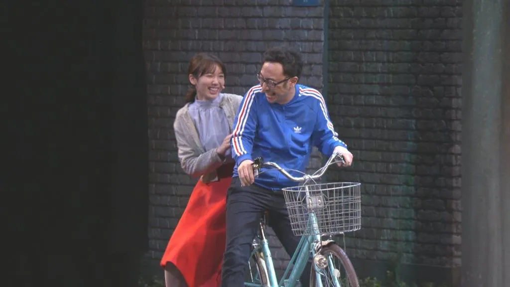 【写真を見る】飯豊まりえは角田晃広と自転車2人乗り