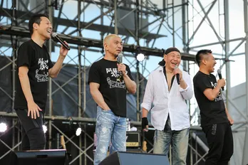 松本人志、泉谷しげる主催の音楽フェスで乳首相撲