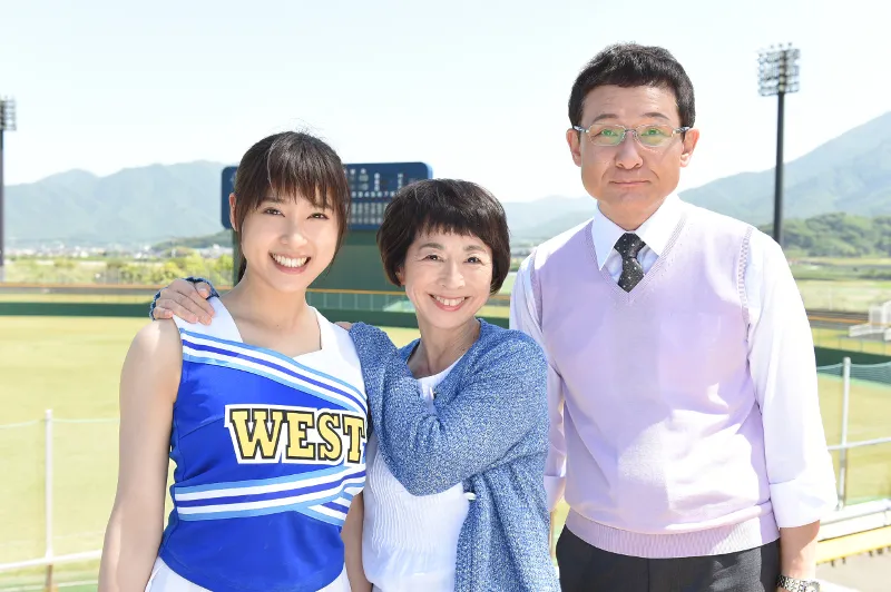 ドラマ「チア☆ダン」(TBS系)で共演する土屋太鳳(左)、阿川佐和子(中)、木下ほうか(右)