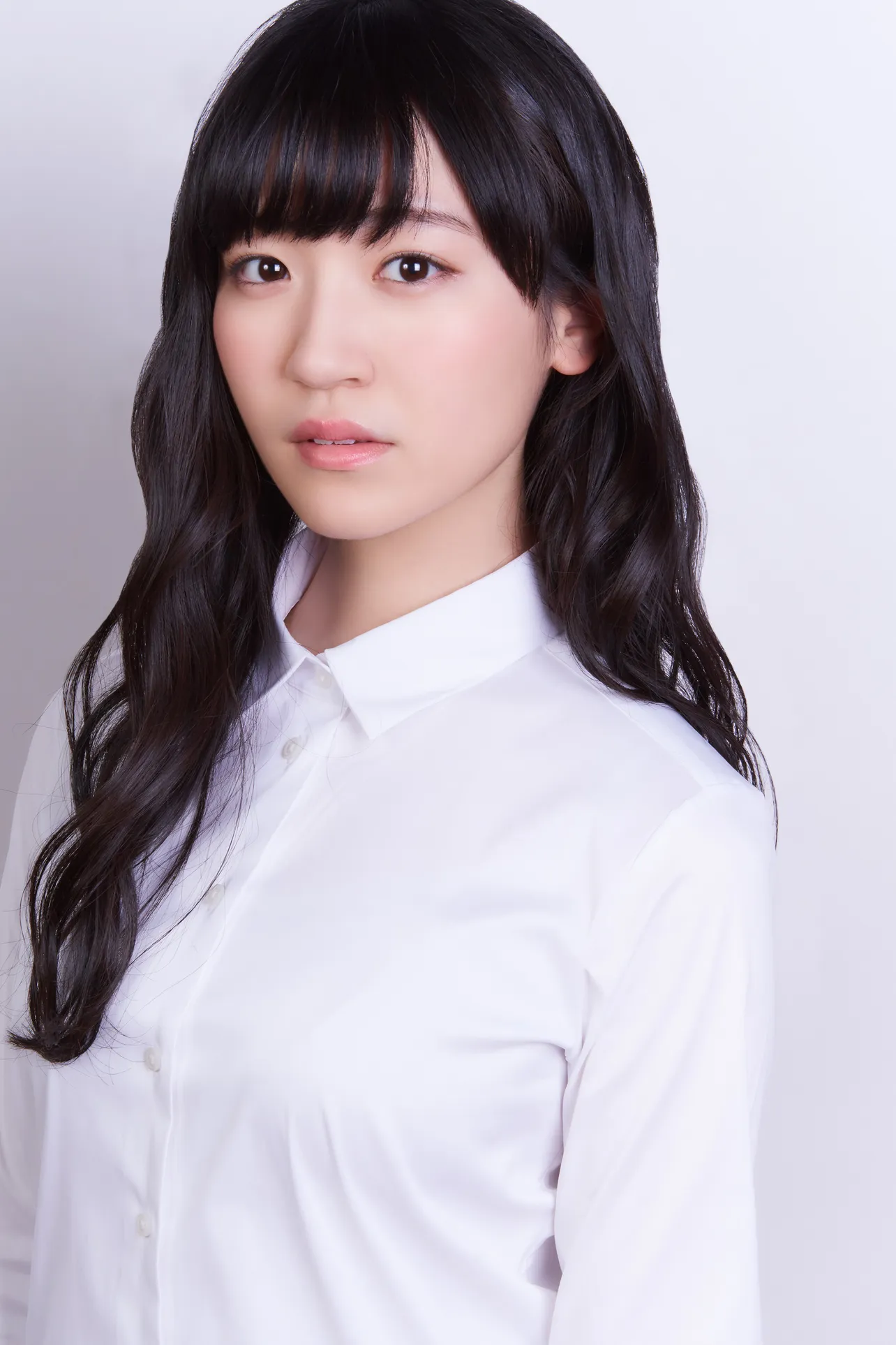 2017年3月にSUPER☆GiRLSを卒業し、女優として数々の舞台などに出演する前島亜美