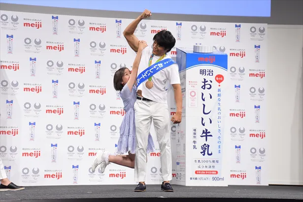 【写真を見る】カヌー日本代表の羽根田卓也選手に持ち上げられる谷花音
