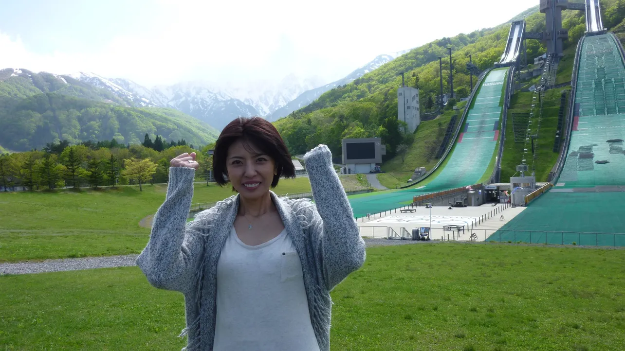 【写真を見る】長野オリンピックの会場になったジャンプ台を訪れた宮地真緒