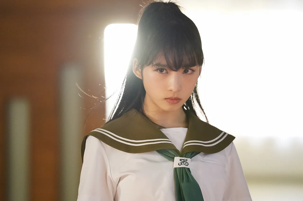 謎の転校生・リリィ―役で「マジムリ学園」の主演を務めるAKB48・チーム8の小栗有以。目力が印象的だ