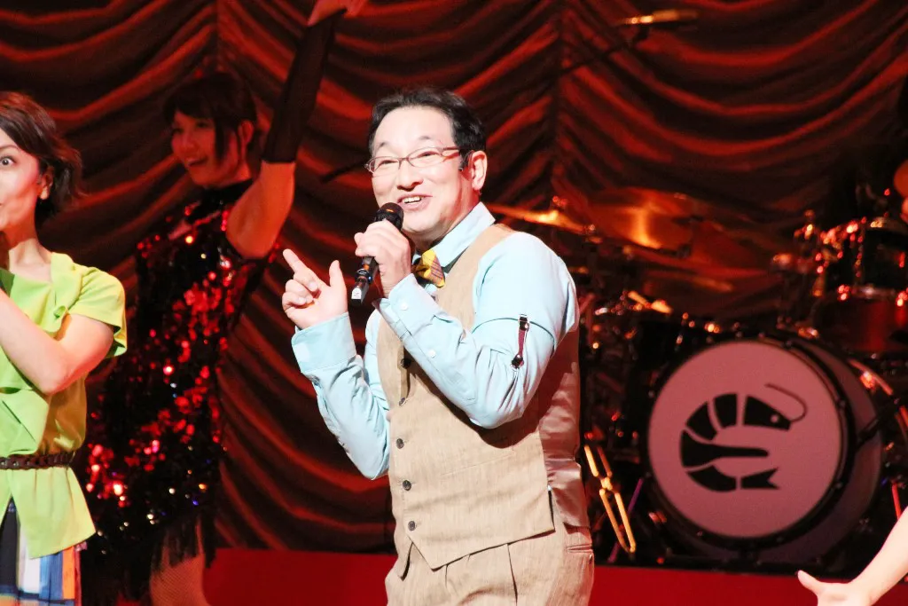 天才外科医・山井に扮(ふん)する春風亭昇太は、英語でジャズを歌う