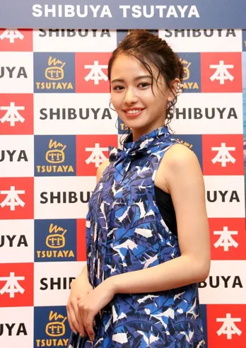 “鳥取が生んだ奇跡”山本舞香、ハタチの“セーラー服”姿に反響!「似合いすぎ!カワイイ!!」