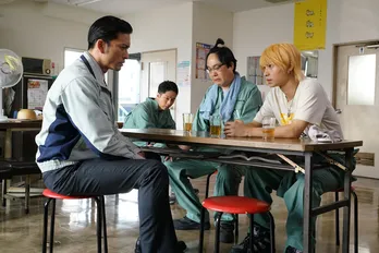 「空飛ぶタイヤ」長瀬智也×阿部顕嵐の共演ショットが到着!