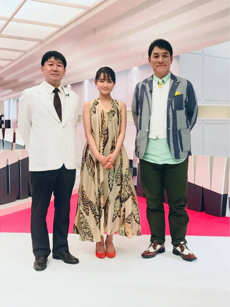ゲストの葵わかな(中)、下川智樹主任教授(左)、MC・ピエール瀧(右)