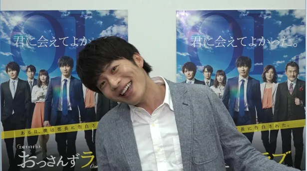 田中圭は海外のファンに向けて、笑顔でごあいさつ