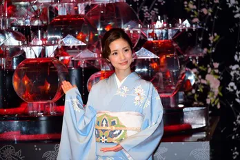 艶やか着物姿の上戸彩「アートアクアリウムは家族の場所」