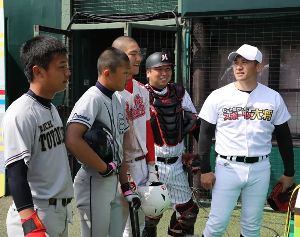 【写真を見る】黒木知宏は田口壮の息子・寛君ら中学生最強スラッガー3人と対戦した