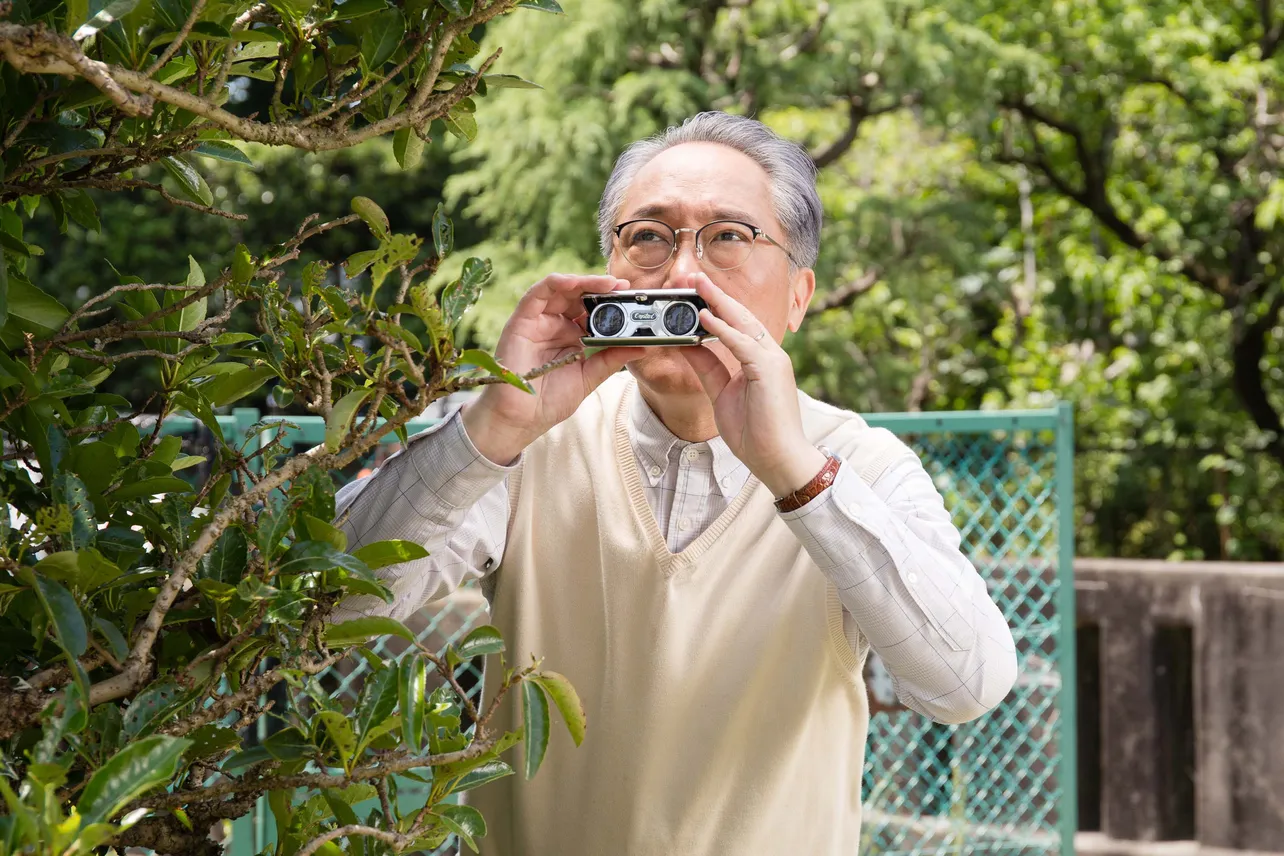 【写真を見る】怖過ぎ！　佐野史郎、望遠鏡でのぞき見…