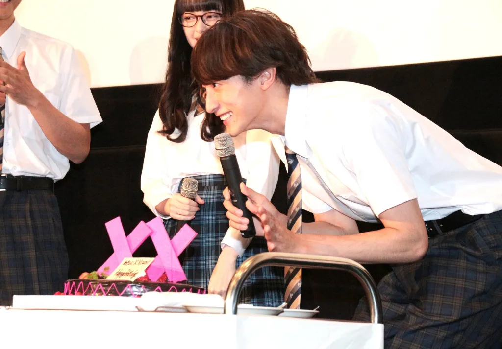 ケーキを見た小関裕太は、あふれんばかりの笑顔に！