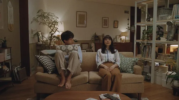 「NIGHT篇」では、自宅のソファに竹内涼真が！