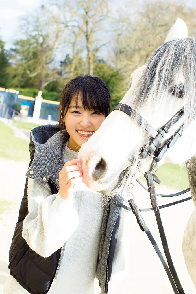 菅井友香の好きな馬と共に撮影