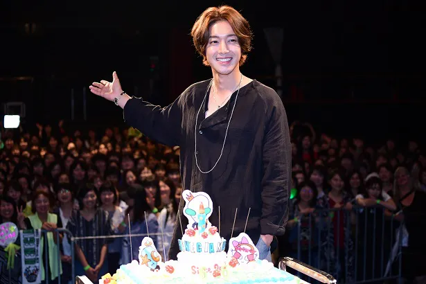 【写真を見る】大の牛丼好きでも知られるキム・ヒョンジュン。誕生日イベントに集まった606名のファンから選ばれた10名と「牛丼会」も行った