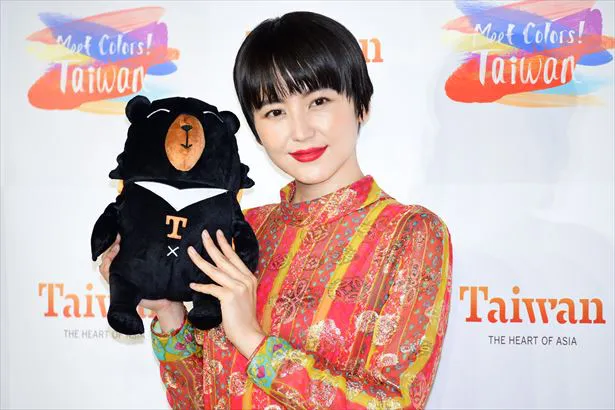 台湾で人気のゆるキャラ・喔熊「oh！bear」のぬいぐるみを持って笑顔の長澤