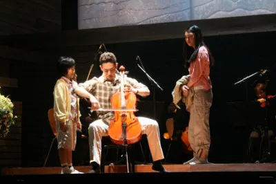 【写真】大悟（中村）は、かつて自分が演奏していたチェロを息子に指導