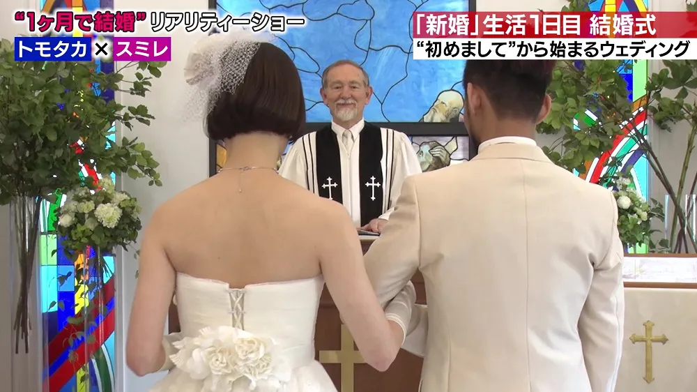 【写真を見る】結婚式ももちろん本格的！ ウエディングドレスにタキシード姿