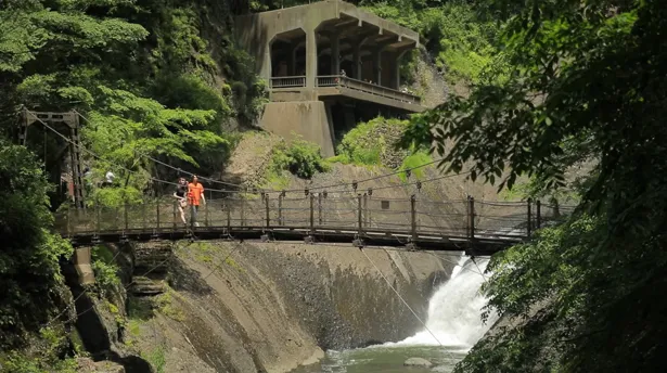「袋田の滝」にある吊り橋を渡る