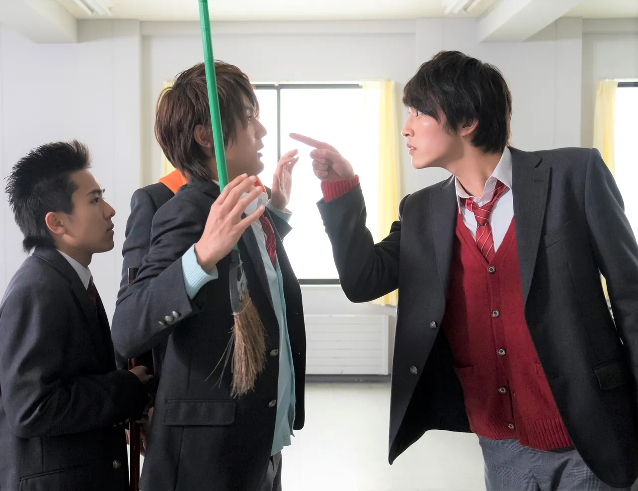 ドラマ「覚悟はいいかそこの女子。」(TBSほか)で、ライバルを演じる中川大志(中)と杉野遥亮(右)