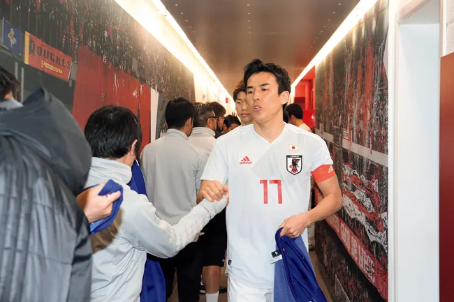 【写真を見る】入場前の日本代表選手。長谷部誠キャプテンの緊張感が伝わってくる
