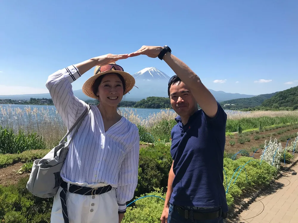 【写真を見る】背後には富士山もくっきり！ 「頑張らない」を合言葉に田舎暮らしに挑戦する二人