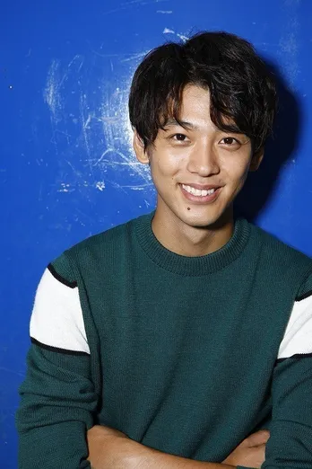 竹内涼真、“カンボジアのちびっこ達”との自然体ショット公開!優しい眼差しに「パパみたい♪」の声