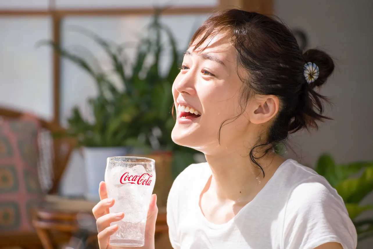 「コカ・コーラ クリア」をゴクゴクと飲んで「プハー！」と声を上げる綾瀬はるか