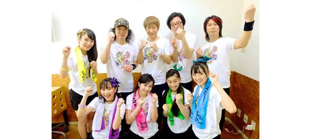 【写真を見る】関西在住の5人組アイドル グループ・たこやきレインボーが、なにわンダーたこ虹バンドと共に夏フェスに参戦！