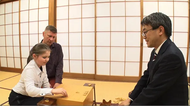 【写真を見る】少女は、羽生竜王から詰将棋を指導してもらうなど夢のような時間を過ごす