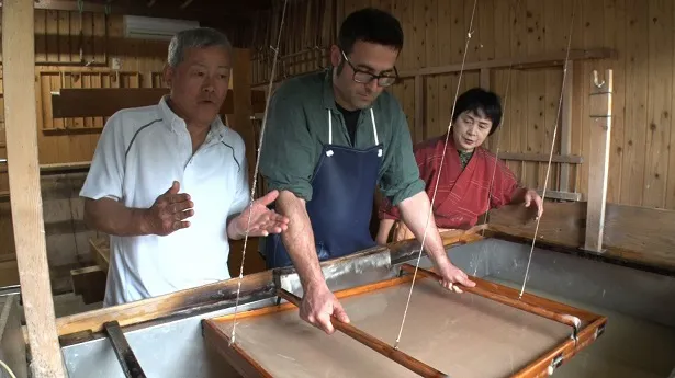 和紙作りを学びたいというイタリア人男性は美濃和紙の工房を訪れる