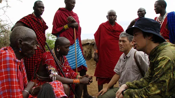 ケニアの自然、キリマンジャロについてマサイ族の村長から話を聞く