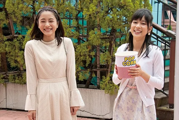 石原さとみ＆芳根京子がポップコーンでほっこり♪夏ドラマ“裏側”潜入レポ!! | WEBザテレビジョン