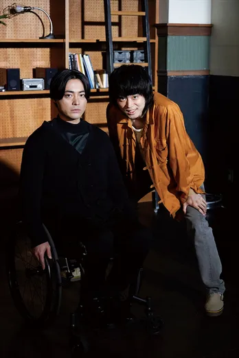 山田孝之&菅田将暉、シリアスシーン合間にキュートな笑顔♪夏ドラマ収録現場に潜入!