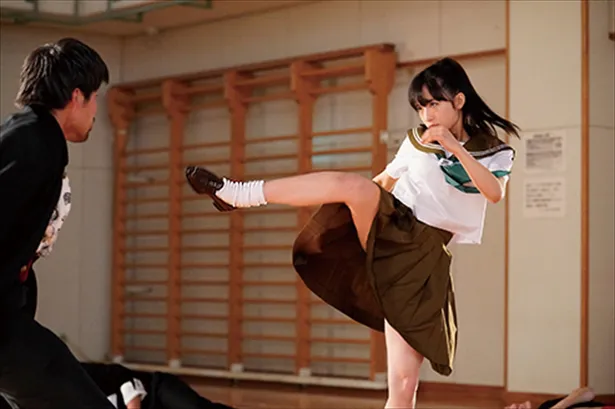 AKB48・小栗有以がセーラー服で華麗なキックをお見舞い！！