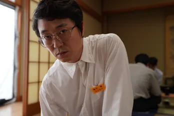 新井浩文がシュールな風貌の棋士役に！ うっとうしいしぐさ連発!?